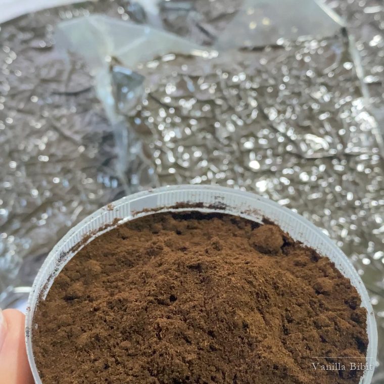 Vanilla powder berwarna cokelat di dalam wadah bulat