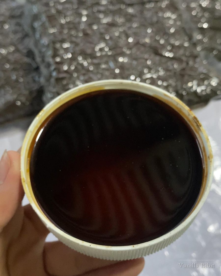Cairan extract vanili berwarna cokelat pekat di dalam wadah bulat