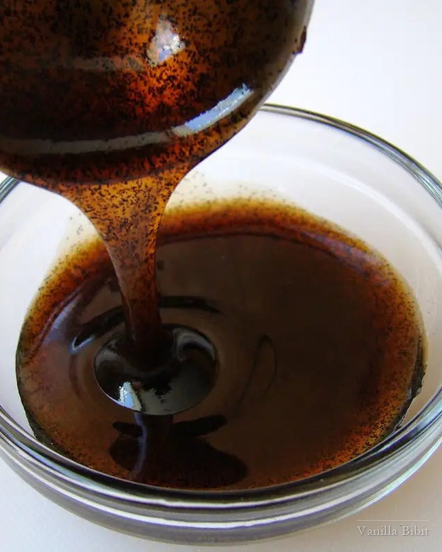 Vanilla paste kental dituang ke dalam mangkuk kaca bening