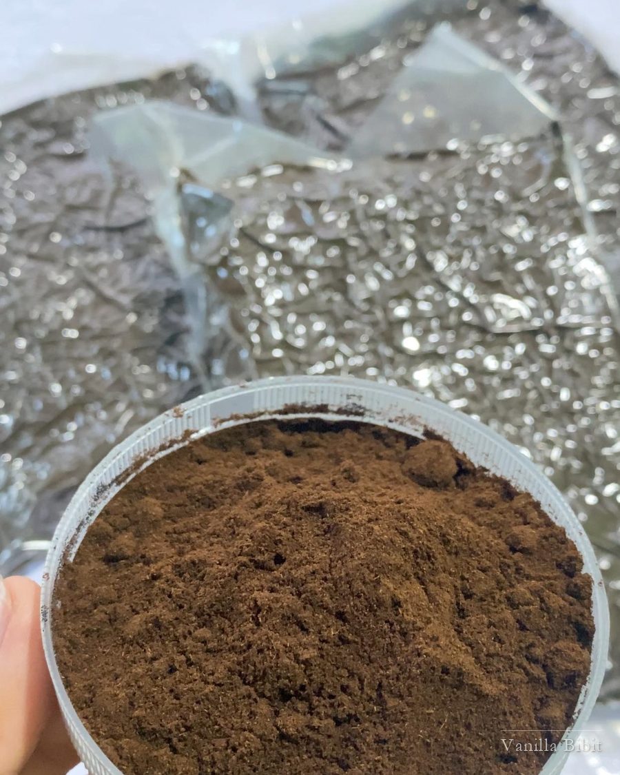 Vanilla powder berwarna cokelat di dalam wadah bulat